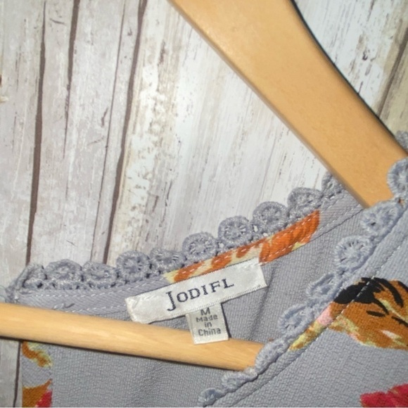 Jodifl Floral Sleeveless Blouse - Picture 4 of 4